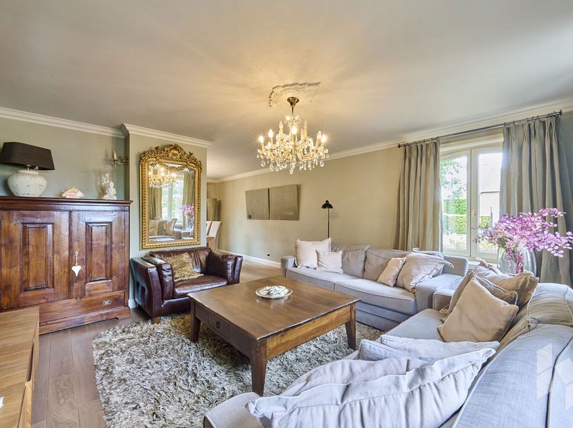 Karaktervolle woning met 4 tot 5 slaapkamers en een zwembad op een ruim perceel van 1586 m².<br />
Deze prachtige royale woning is gunstig gelegen nab