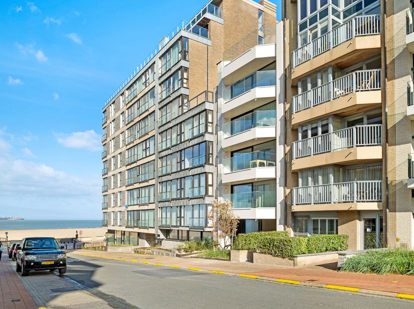 Instapklaar gelijkvloers appartement gelegen in een zijstraat van de Zeedijk in Duinbergen, met zijdelings zeezicht. Het appartement omvat een aangena