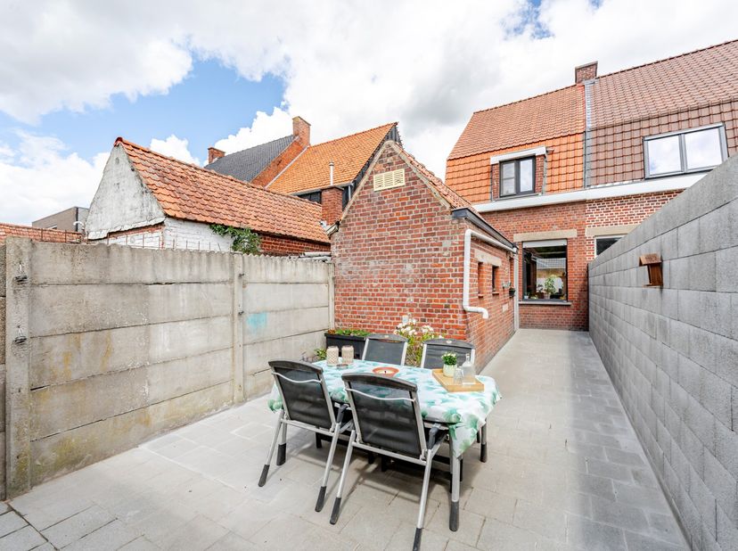 In de Kauwentijnestraat, vlakbij het centrum van Lichtervelde, treffen we deze te renoveren woning.<br />
De woning omvat een leefruimte met zitplaats