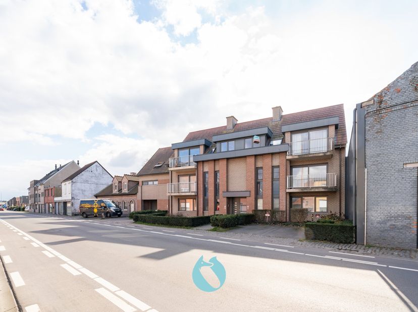 Zeldzame opbrengsteigendom bestaande uit 7 appartementen, 9 garageboxen en 8 staanplaatsen.<br />
In zeer goed staat van onderhoud en conform de huidi