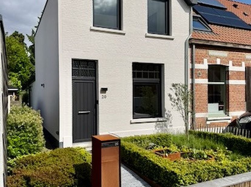 Deze gerenoveerde half open bebouwing, met een terrein oppervlakte van 226 m², gelegen in een kindvriendelijke en autoluwe woonerf, heeft een mobiscor