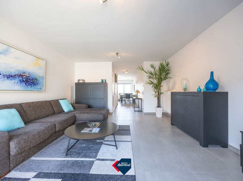 Ontdek dit recent gemeubeld duplexappartement met 2 slaapkamers, gelegen op de vierde en vijfde verdieping van residentie Permeke in Oostende. Dankzij
