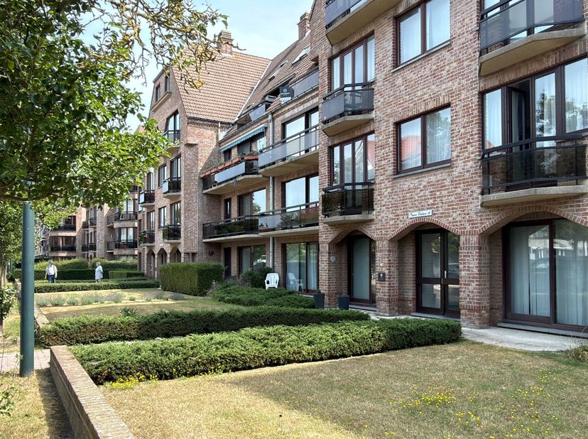 Deze studio bevindt zich gelijkvloers in Residentie Tower Palace — centraal gelegen in De Haan, op wandelafstand van winkels, restaurants en het stran