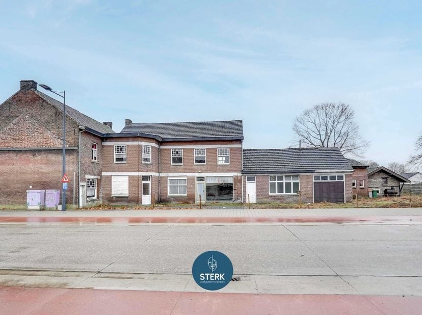 RENOVATIEPROJECT/PROJECTGROND OP ABSOLUTE ZICHTLOCATIE TE REKEM !<br />
We vinden dit eigendom terug op een perceel van 10a 57ca in Rekem-Lanaken.<br