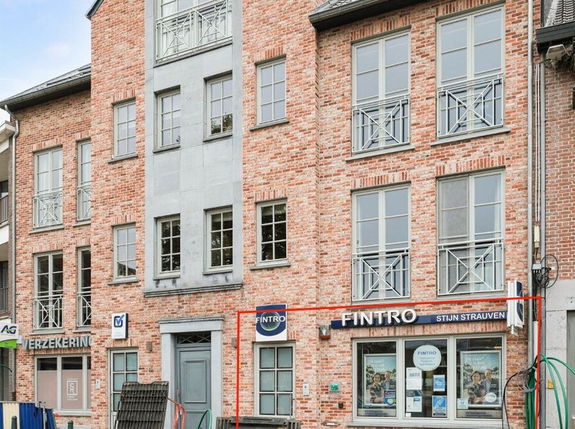 Multifunctionele handels- of kantoorruimte met tuintje en private parking in het centrum van Halen.Voor meer info ga naar https://www.era.be/nl/te-huu