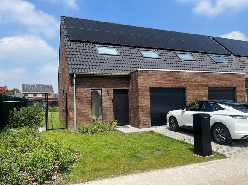 Te huur: verzorgde, halfopen bebouwing gelegen in een rustige en residentiële straat in Ingooigem.Indeling: De woning beschikt over een lichtrijke lee