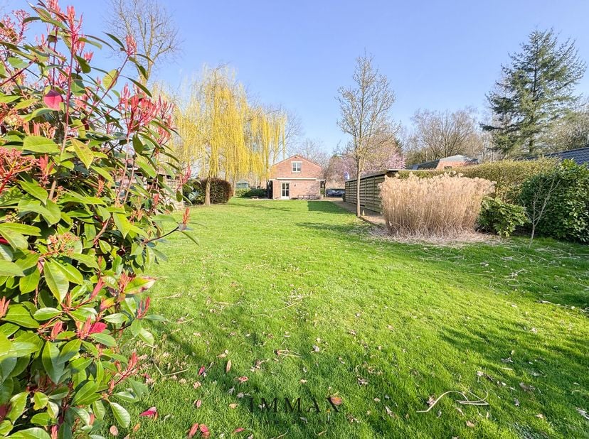 Située dans un environnement particulièrement calme et rural, cette maison individuelle offre une agréable sensation d’espace et d’intimité. La propri
