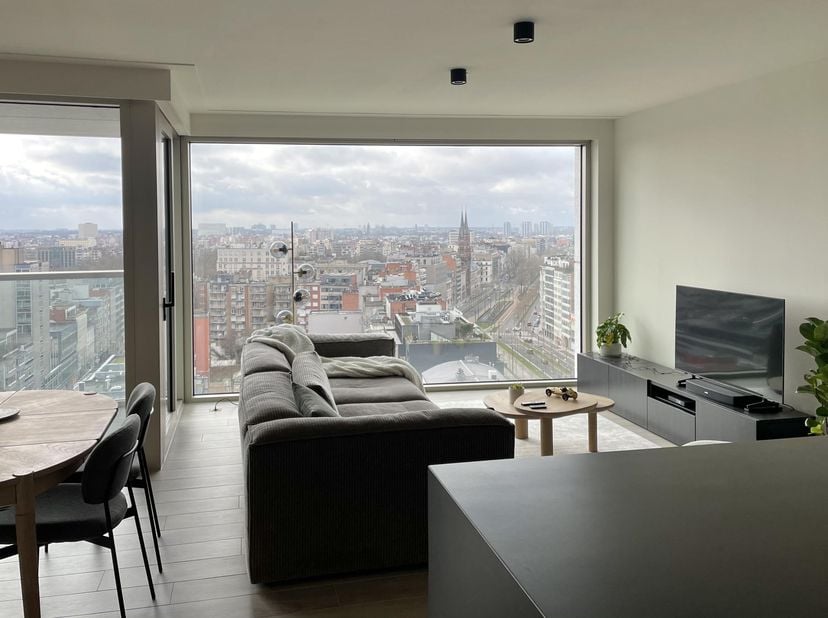 Modern, bemeubeld appartement met 1 slaapkamer op de 12e verdieping van de 'Antwerp Tower', het hoogste residentiële gebouw van centrum-Antwerpen. Gen