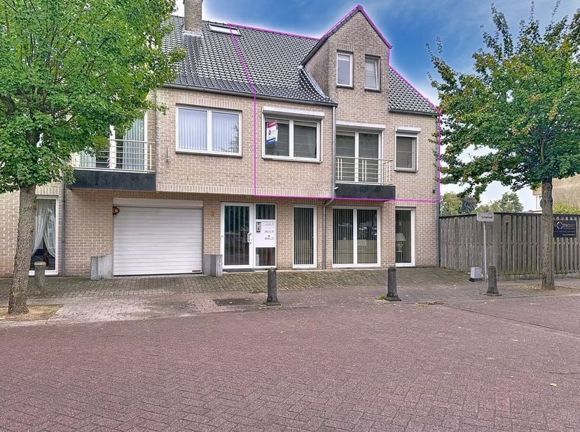 Dit appartement is gelegen in residentie "Beiaardgalm" op een gezellig pleintje vlakbij het centrum van Lommel en heeft een bewoonbare oppervlakte van