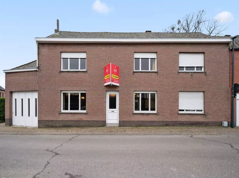 Deze te moderniseren eengezinswoning is gunstig gelegen nabij het centrum van Everberg op een perceel van 5a 68ca en beschikt over een totale vloeropp
