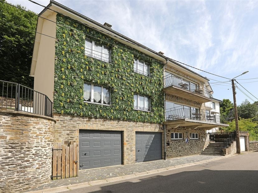 Très bon immeuble de rapport situé face au château fort de Bouillon-sur-Semois.<br />
Très bonne construction de qualité sur 4 niveaux, les niveaux 1