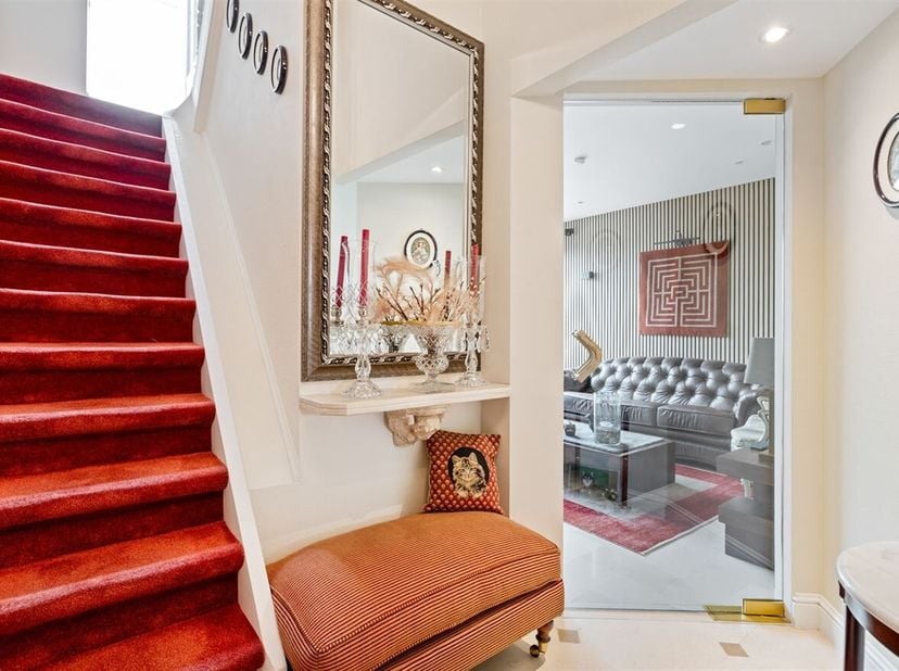 Hoogwaardig afgewerkte gezinswoning met 3 slaapkamers en tuin<br />
Gelijkvloers<br />
U betreedt de woning via een inkomhal met ingemaakte kasten, di