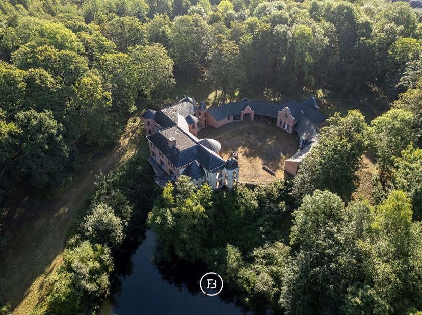 Superbe propriété à proximité de Tournai, sise sur un domaine de 105.000 m².<br />
Ce nouveau domaine de 650 m², livré en gros uvre fermé, garantit un