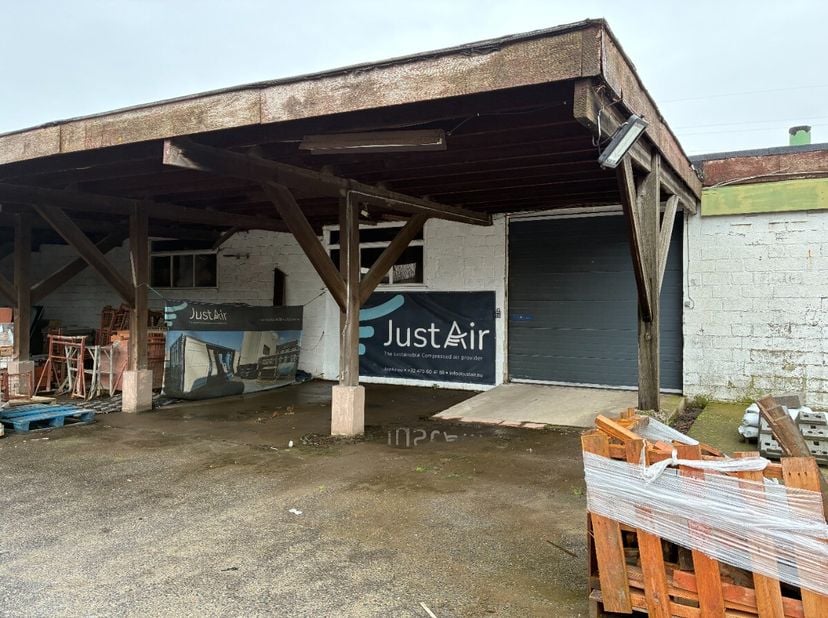 Waregem: loods/magazijn te huur op een centrale locatie. Een praktische en goed bereikbare loods met een oppervlakte van circa 400m², ideaal voor opsl