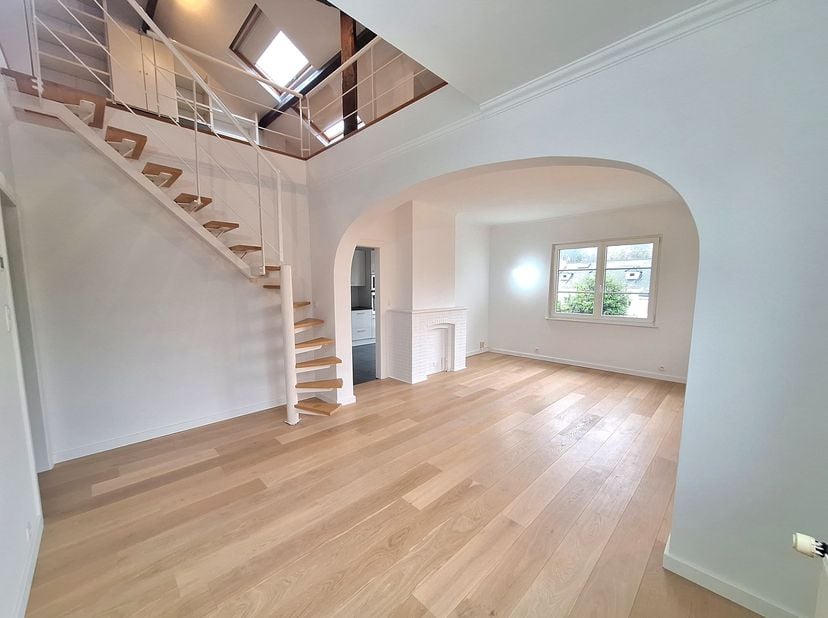 WOLUWE-SAINT-PIERRE, in de wijk Chant d'Oiseau en op 50 m van het Woluwe-park. Mooi DUPLEXAPPARTEMENT (3 slaapkamers/1 badkamer/1 douchekamer) van 115