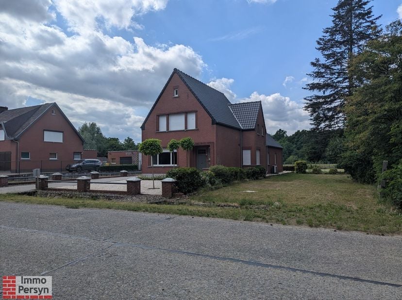 Bent u op zoek naar een afgewerkte, energiezuinige woning die het comfort van nieuwbouw combineert met de ruimte van een open bebouwing? Deze charmant