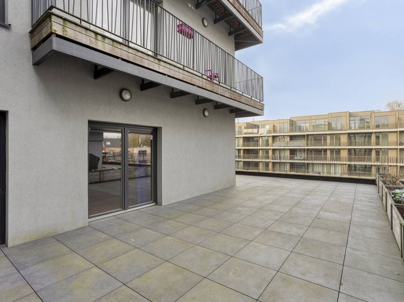 Het appartement is als volgt ingedeeld: <br />
- inkomhal met gastentoilet<br />
- lichtrijke woonkamer met open keuken<br />
- keuken voorzien van al
