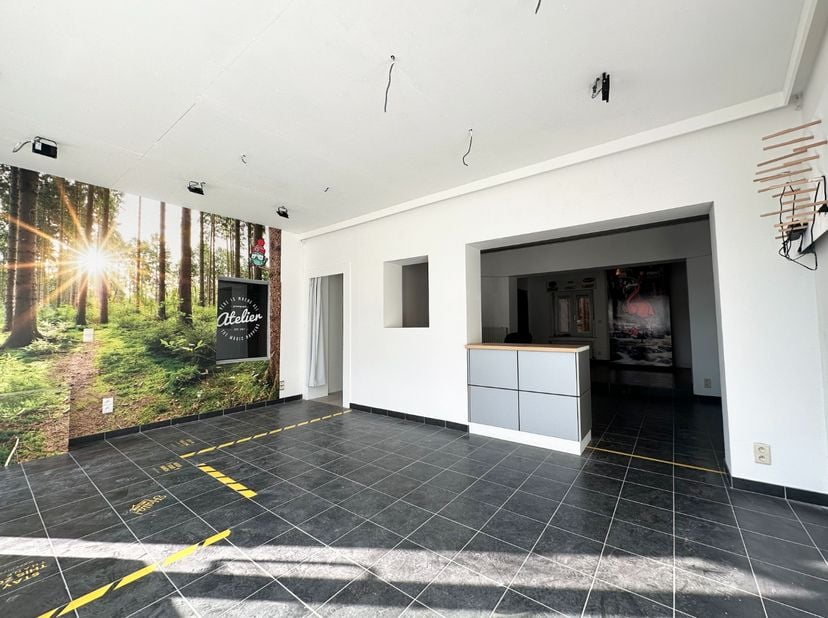 Dit handelspand is gelegen op een uiterst STRATEGISCHE LOCATIE langs de Ninoofsesteenweg (N8) in Lennik. Dankzij recente renovaties is dit pand volled