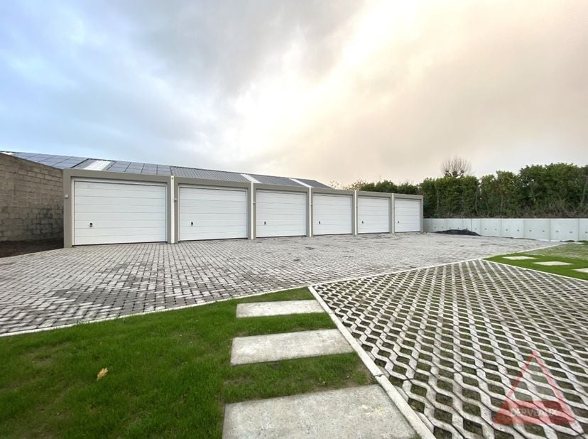 Deze garagebox is geschikt voor het stallen van een wagen of als extra bergruimte.<br />
Vlot toegankelijk en onmiddellijk beschikbaar.<br />
<br />
H