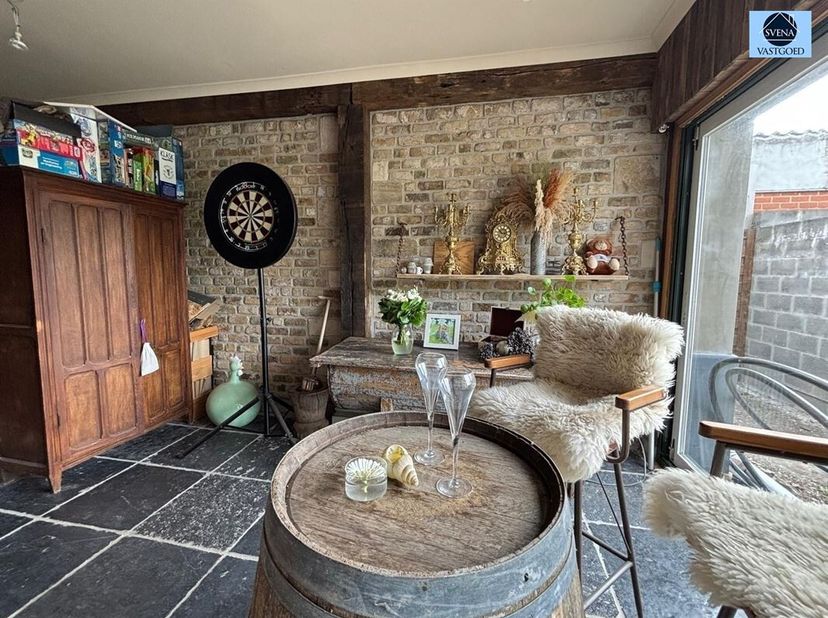 !!! VENDU !!!<br />
MAISON DE CARACTÈRE AVEC 5 CHAMBRES<br />
Prix indicatif : 339 000 euros<br />
Cette maison d'exception est un véritable modèle d'