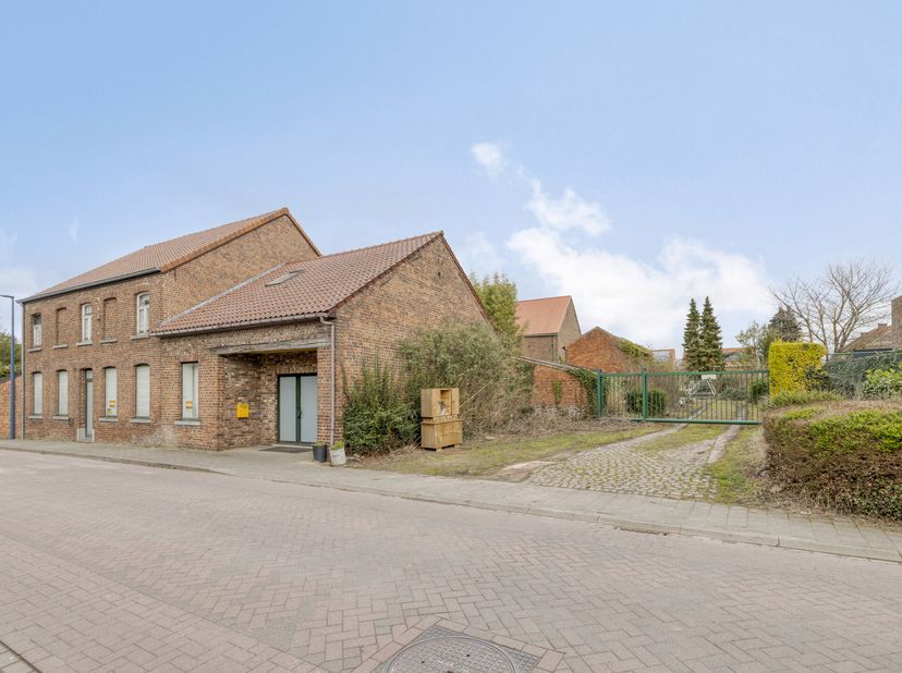 Te renoveren hoeve met tal van mogelijkheden!<br />
De woning zelf bestaat uit een bewoonbare oppervlakte van maar liefst 300 m² en beschikt over een