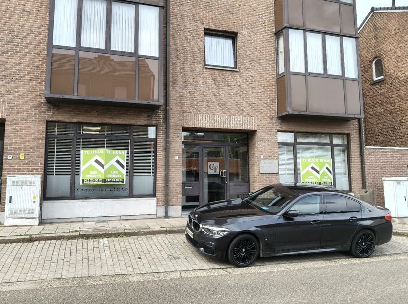 Modern en instapklaar kantoor (264 m²) in het centrum van Borgloon – inclusief 9 parkeerplaatsen.<br />
<br />
Dit hoogwaardig afgewerkte kantoor ligt