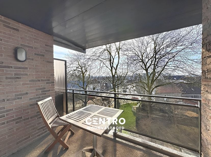 ENERGIEZUINIG appartement met 2 slpks, 2 terrassen, een FANTASTISCH UITZICHT, een kelderberging én een GARAGEBOX op wandelafstand van het centrum en h