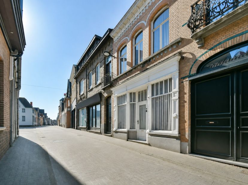 Ontdek deze karaktervolle woning op een topligging in de Nieuwstraat 4 te Torhout. Hier woont u pal in het centrum, met winkels, scholen, horeca en op