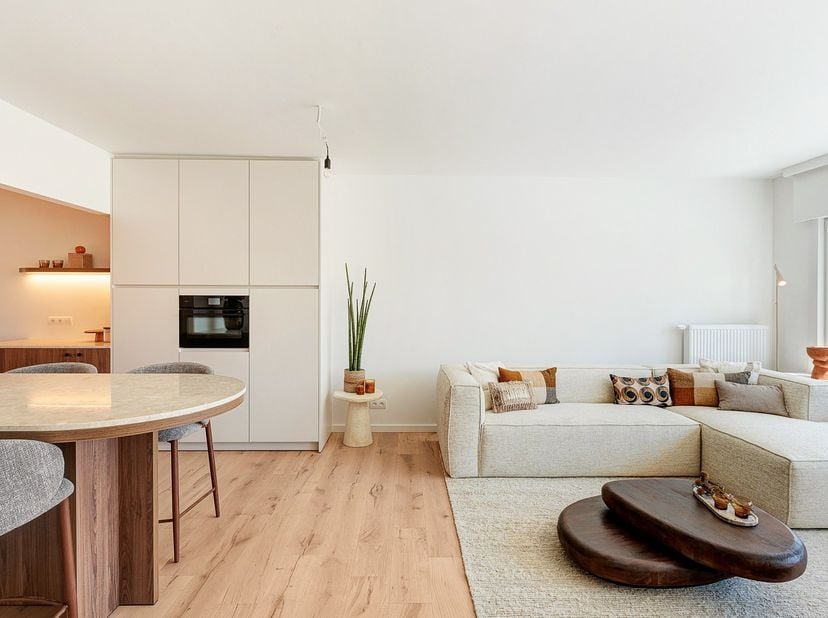 Prachtig gerenoveerd appartement op de eerste verdieping van een volledig vernieuwd gebouw in de Pannenstraat te Heist-aan-Zee. U geniet er van de aan