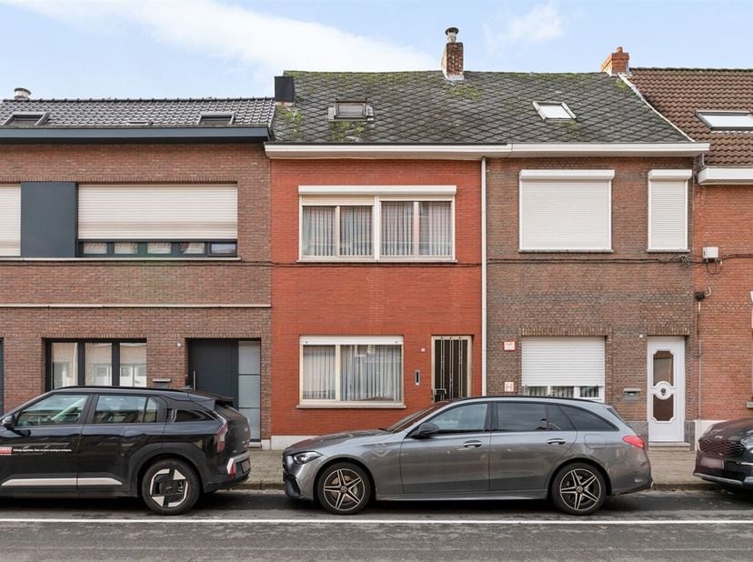 Charmante Te Renoveren Woning op Centrale Ligging in Niel<br />
Deze te renoveren woning is gunstig gelegen vlak bij het centrum van Niel, winkels, sc