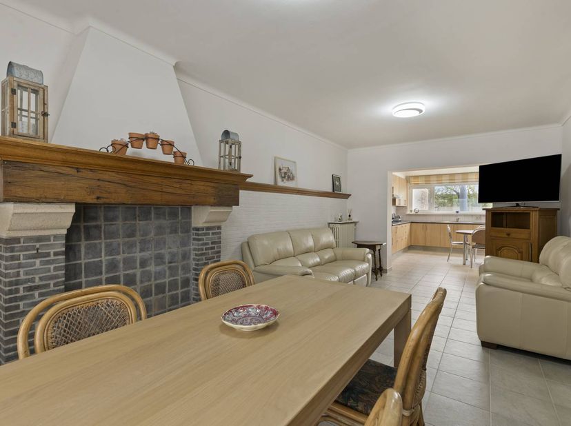 Ontdek deze ruime en charmante gezinswoning in het bruisende Knokke-Heist. Met drie slaapkamers, twee badkamers, een inpandige garage en een zonnige t