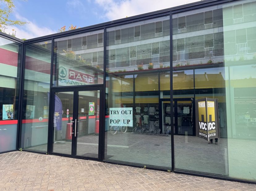 Deze mooie handelsruimte is gelegen op een toplocatie in het hartje van Bilzen in het Shoppingcentrum 'de Commanderie' met veel visibliteit en voldoen