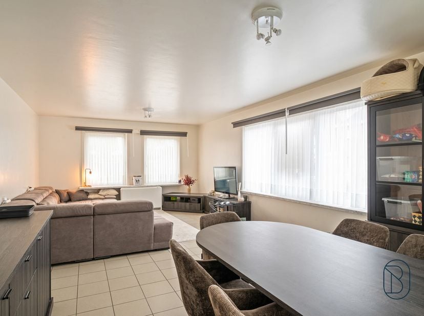 TE KOOP: ruim gelijkvloers appartement met 2 slaapkamers in Waregem!<br />
In een rustige, maar centrale buurt in Waregem (vlakbij invalswegen), bevin