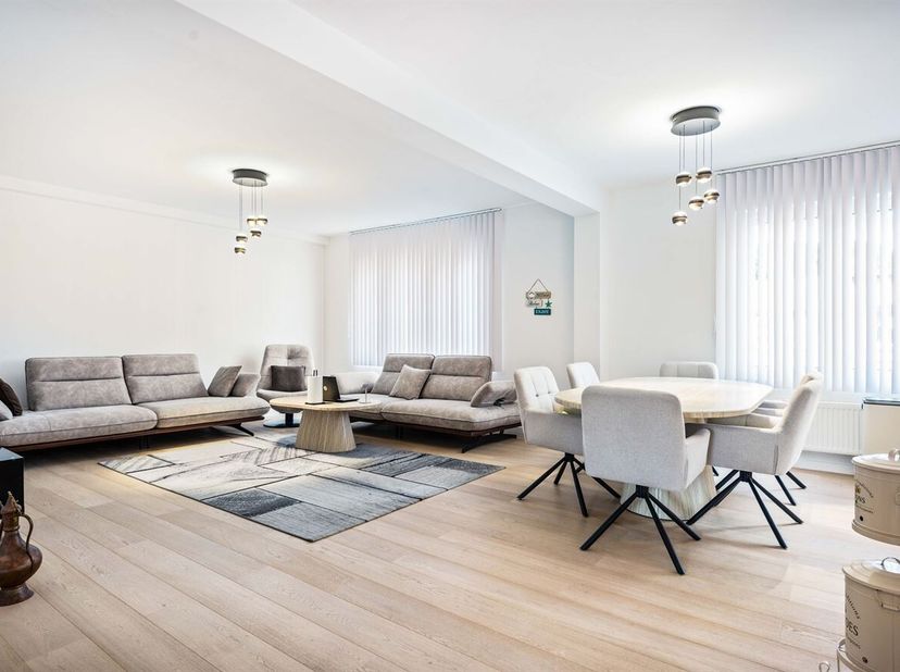 Hierbij een charmant appartement op een uitstekende locatie aan de Antwerpsesteenweg, met alle noodzakelijke voorzieningen binnen handbereik. Winkels,