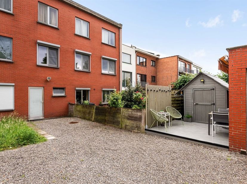 Prachtig gerenoveerd appartement (95m²) voorzien van 3 slaapkamers en zonnig terras (autostaanplaats) op toplocatie te Lint biedt tal van mogelijkhede