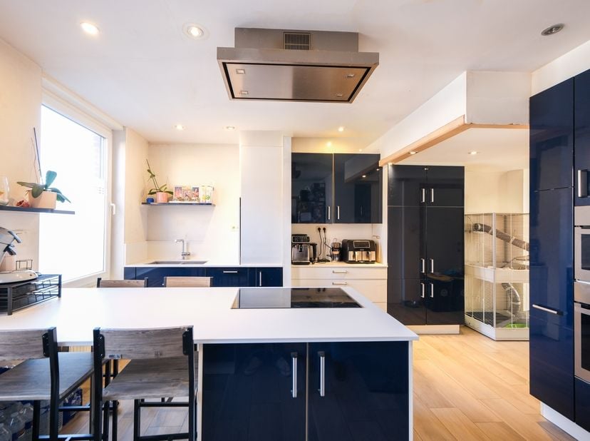 Maison de ville aux volumes généreux, idéalement située en plein coeur du centre de Mouscron.<br />
Venez découvrir cette charmante habitation 5 cham