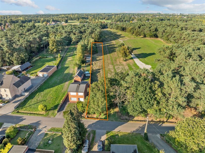 Bouwgrond HOB 1384m2 op unieke ligging!<br />
<br />
Belangrijkste troeven:<br />
- Ruim perceel bouwgrond halfopen bebouwing van 1384m2<br />
- S