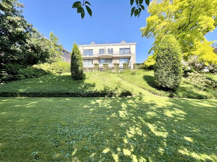 AVAILABLE 1 June 2026.<br />
Located between Avenue Parmentier and Avenue Madoux, on the ground floor of a small luxury residence, come and discover t