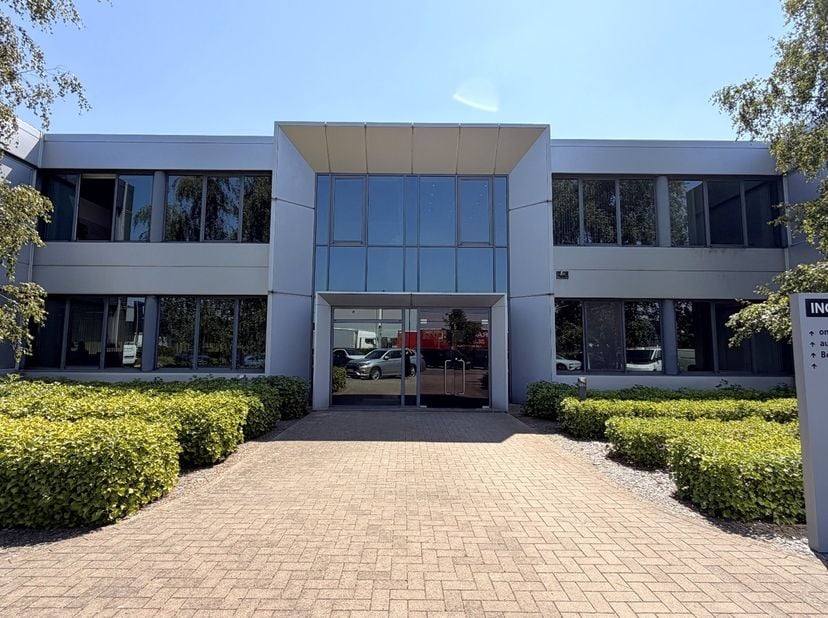 Découvrez cet espace de bureau prêt à l'emploi à louer à Bornem, situé dans la zone industrielle de Klein-Mechelen. Grâce à son emplacement stratégiqu