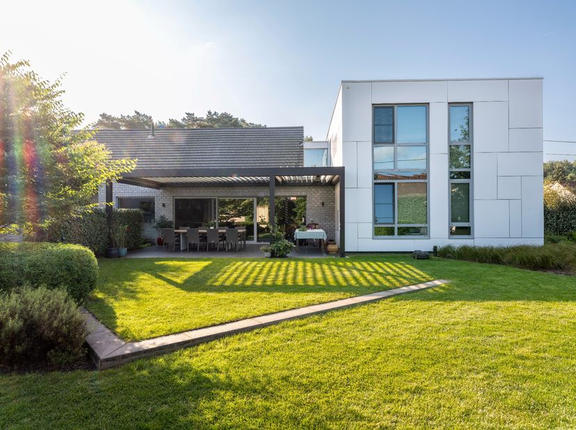 Deze recente, moderne woning bevindt zich op een perceel van 1.164 m² en biedt uitzonderlijk veel inrichtingsmogelijkheden: zorgwoning, extra slaapkam