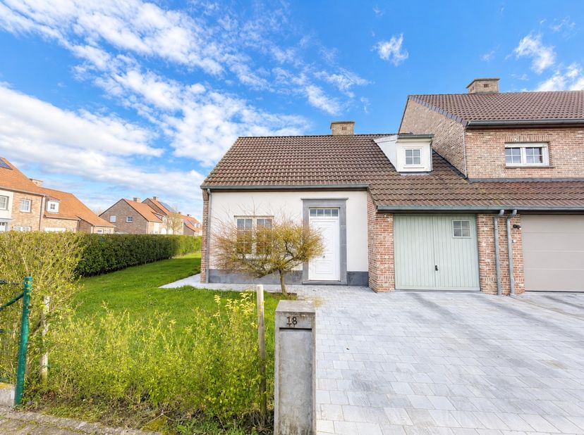 Recente woning gelegen in een uiterst rustige buurt, met vlotte bereikbaarheid.&amp;nbsp; De woning bestaat uit: inkomhal me toilet, ruime living met eetk
