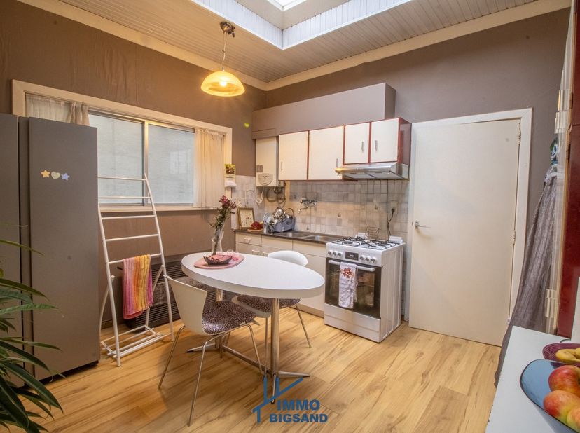 Deze te renoveren woning bevindt zich op een centrale ligging te Roeselare. Deze woning heeft een zij-oprit met garage met achterliggende tuin. Deze w