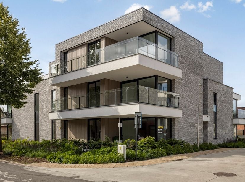 Welkom in Residentie Beverpark te Beverlo, waar hedendaags wooncomfort, energiezuinigheid en een hoogwaardige afwerking hand in hand gaan. Dit volledi