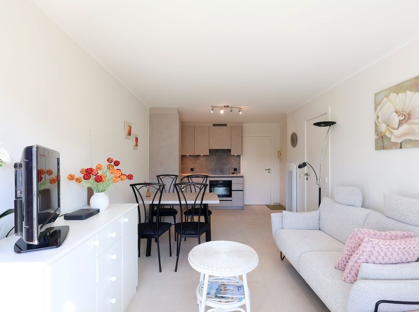 Ontdek dit smaakvol gerenoveerde appartement in residentie Plaza II, ideaal gelegen op slechts 200 meter van het strand. Dankzij de ligging aan een ru