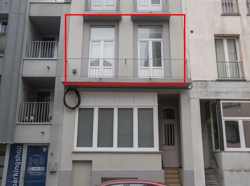 TE RENOVEREN APPARTEMENT -<br />
Het appartement 3 op V1, omvattende; woonkamer, keuken, toilet, kamer met balkon. <br />
BPA 17 Grote Markt; stedenbo