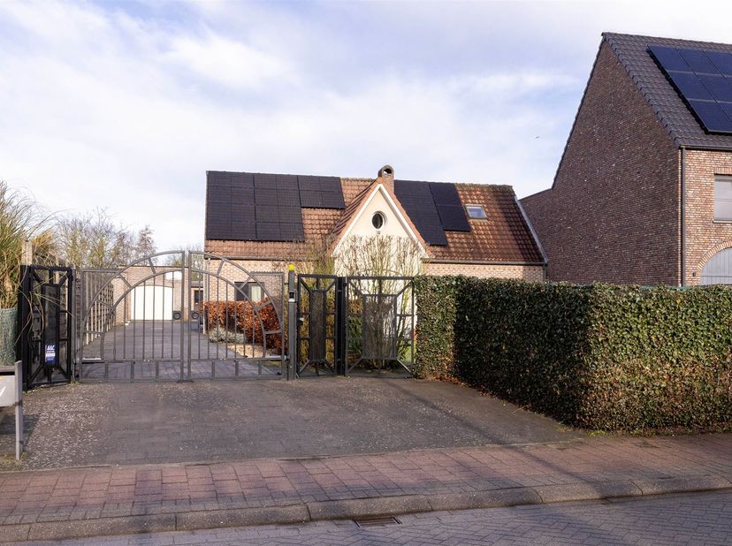 Ruime instapklare woning met 4 slaapkamers op een perceel van ca 855 m² <br />
<br />
Indeling:<br />
<br />
Gelijkvloers: inkomhal, toilet, woonk