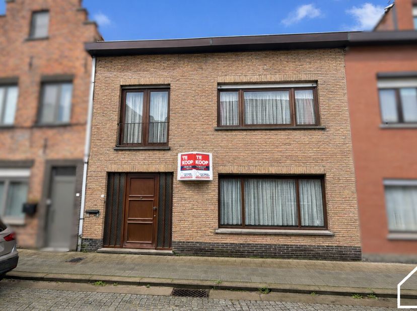 <br />
Leuke stadswoning met zonnige zuidgerichte tuin en uitbreidingspotentieel in hartje Ieper. Opp: 258m².<br />
<br />
In het centrum van Ieper, i