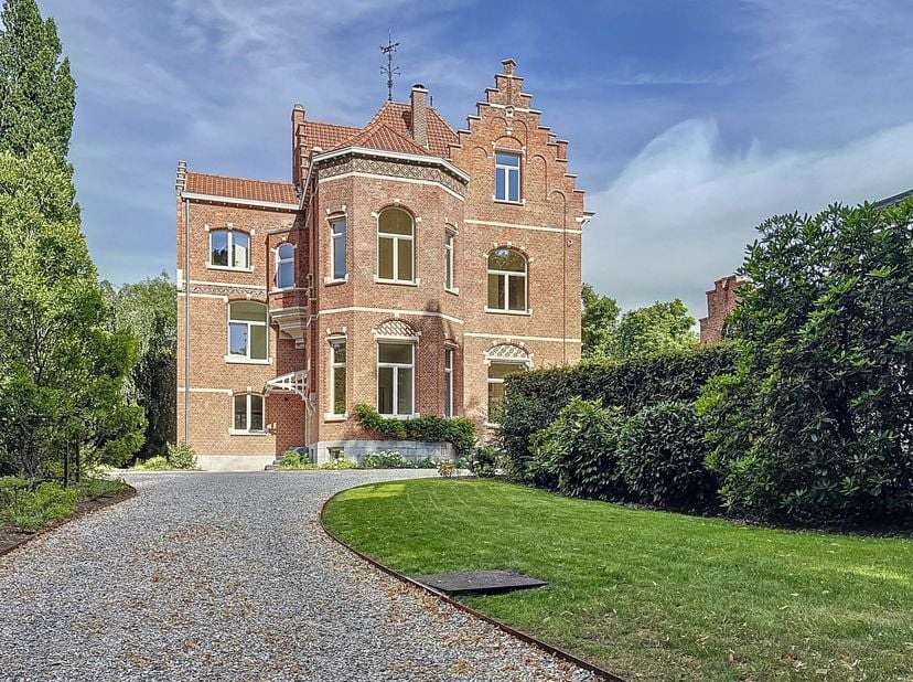 Les Liserons, gelegen in de wijk Observatoire, is een villa van 796 m2 (PEB) die in 2025 volledig en smaakvol is gerenoveerd om te profiteren van hede