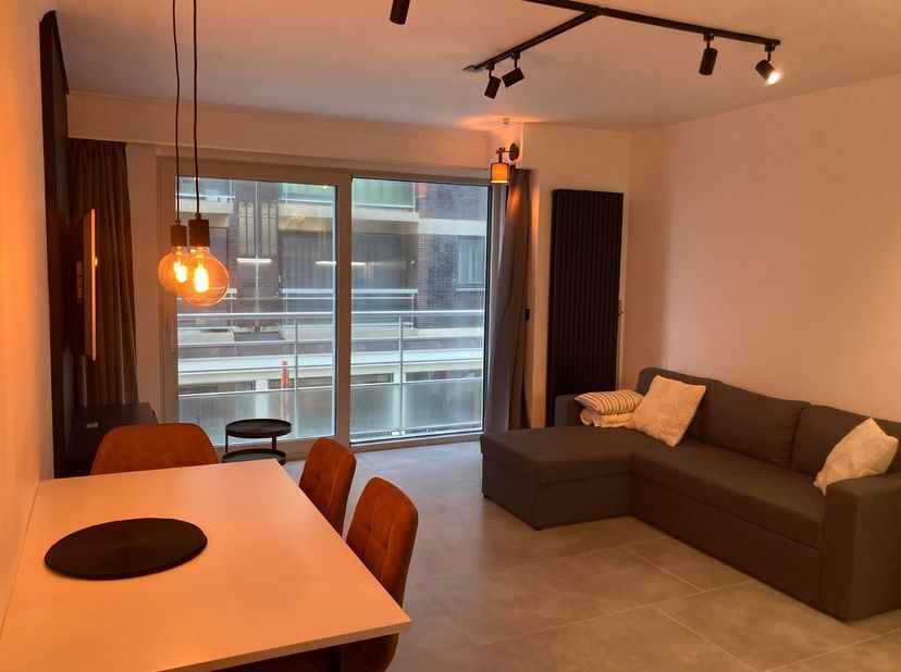 Studio confortable avec des finitions luxueuses et une vue latérale sur la mer. Situé à distance de marche de la digue de Middelkerke et au premier ét