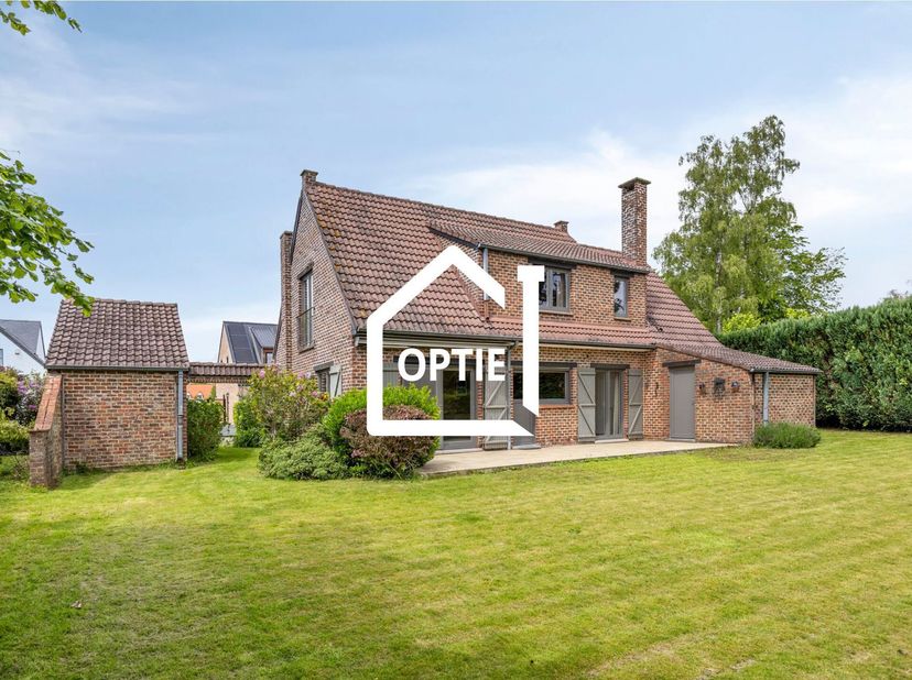 Charmante en rustig gelegen 4-gevel villa met een oppervlakte van +/-172m² in een doodlopende straat te Overijse. Deze villa, op een perceel van +/-7a